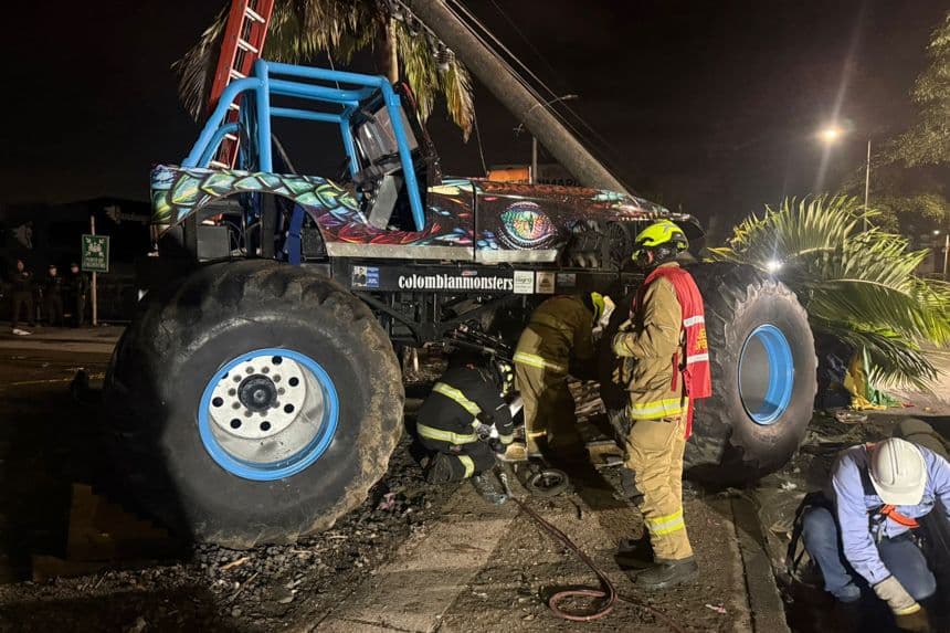 Fotografía del 3 de mayo de 2026 cedida por Bomberos de Popayán que muestra a sus integrantes inspeccionando una camioneta del tipo "Monster Truck", en Popayán, Colombia. (EFE/ Bomberos Popayán)