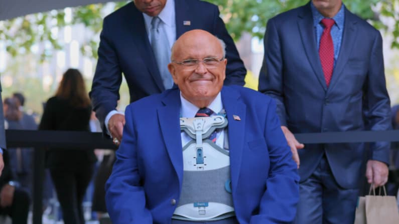 Rudy Giuliani sigue en estado crítico a causa de una neumonía, según su portavoz
