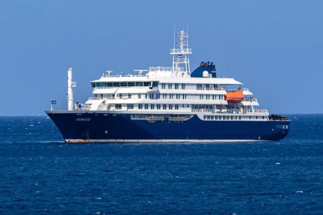 Crucero MV Hondius estacionado en el puerto de Praia, Cabo Verde, el domingo. (Getty Images).