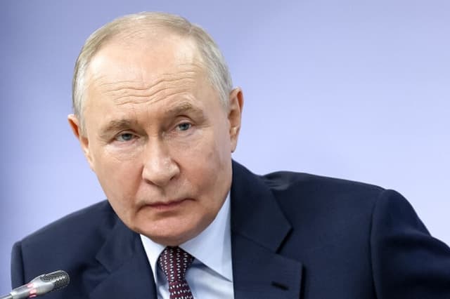 Foto de archivo distribuida por la agencia estatal rusa Sputnik. El presidente de Rusia, Vladímir Putin, se reúne con representantes de las minorías indígenas de Rusia, en el marco del maratón educativo celebrado en Moscú el 30 de abril de 2026. (Viacheslav PROKOFIEV / POOL / AFP vía Getty Images).