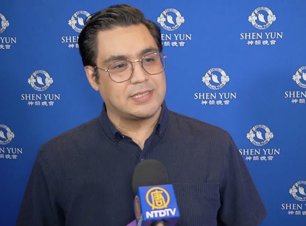 El director de orquesta Oscar Bacca en la función de Shen Yun 2026 en la ciudad de Monterrey, Nuevo León, México, en el Escenario GNP el 24 de abril. (NTD)