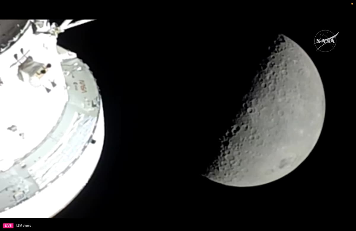 La nave espacial Orion Integrity de la NASA pasa alrededor de la Luna el 6 de abril de 2026. (Captura de pantalla/NASA)