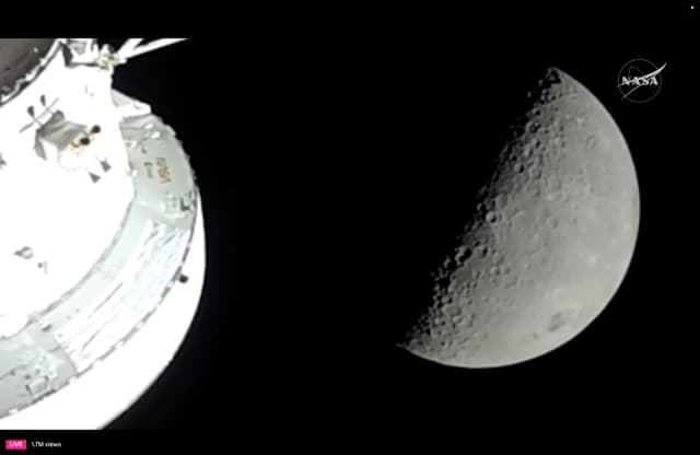 La nave espacial Orion Integrity de la NASA pasa alrededor de la Luna el 6 de abril de 2026. (Captura de pantalla/NASA)