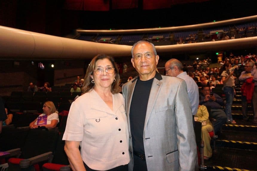 El general retirado del Ejército mexicano Xicoténcatl Núñez y su esposa asistieron al espectáculo de Shen Yun en el Auditorio Nacional de Ciudad de México el 3 de mayo de 2026. (Yeawen Hung/The Epoch Times)