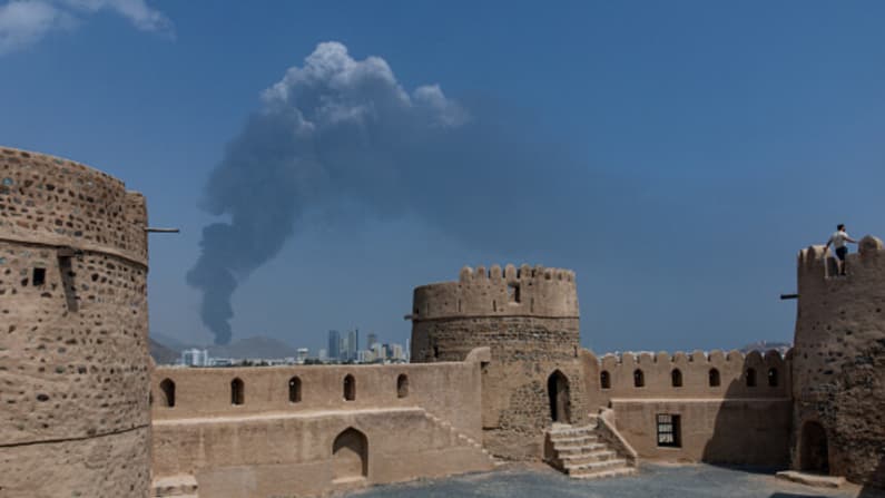 Emiratos Árabes Unidos afirma que sus fuerzas enfrentan drones y misiles iraníes