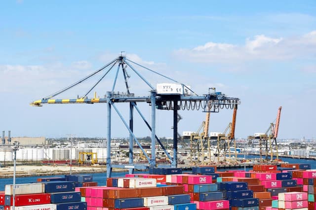Contenedores de transporte apilados en una terminal del puerto de Los Ángeles, en Long Beach, California, el 10 de marzo de 2026. (Caroline Brehman/Reuters).