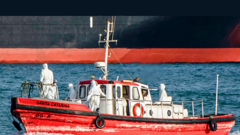 El día en imágenes: Evacuación de crucero, huelga de transporte y recreación histórica de batalla alrededor del mundo