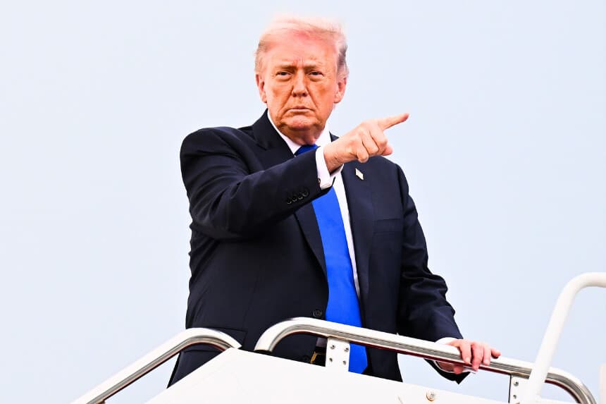 BASE CONJUNTA ANDREWS, MARYLAND - 24 DE ABRIL: El presidente de Estados Unidos, Donald Trump, sube a bordo del Air Force One el 24 de abril de 2026 en la Base Conjunta Andrews, Maryland. El presidente Trump se desplaza a Florida para asistir a un retiro de primavera del Comité Nacional Republicano y para intervenir en una conferencia sobre criptomonedas que se celebra en su club Mar-a-Lago. (Foto de Roberto Schmidt/Getty Images).