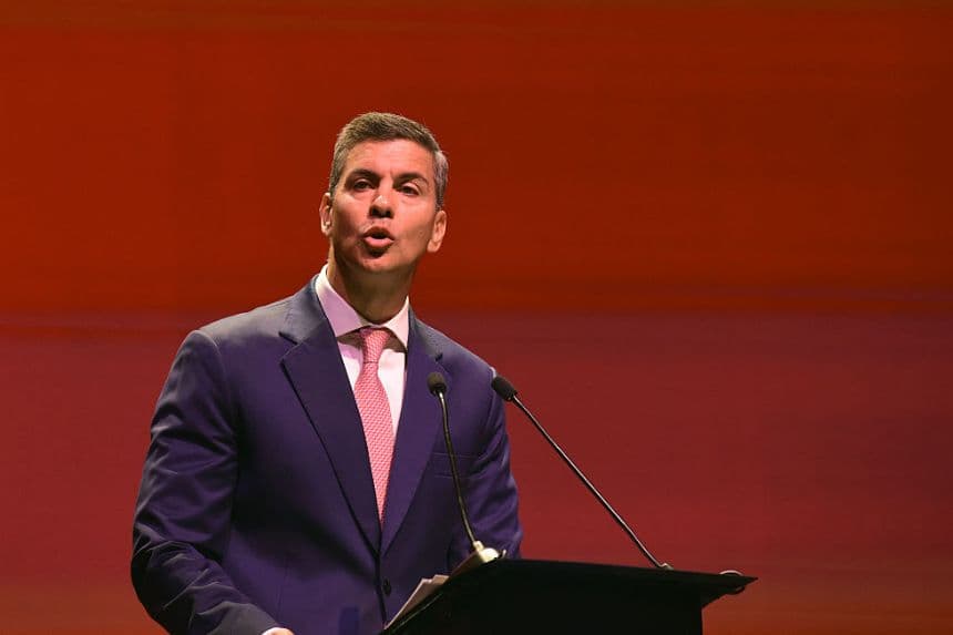 El presidente de Paraguay, Santiago Peña, pronuncia un discurso durante la Reunión Anual del Grupo del Banco Interamericano de Desarrollo (BID) en Asunción, el 13 de marzo de 2026. (DANIEL DUARTE / AFP vía Getty Images)