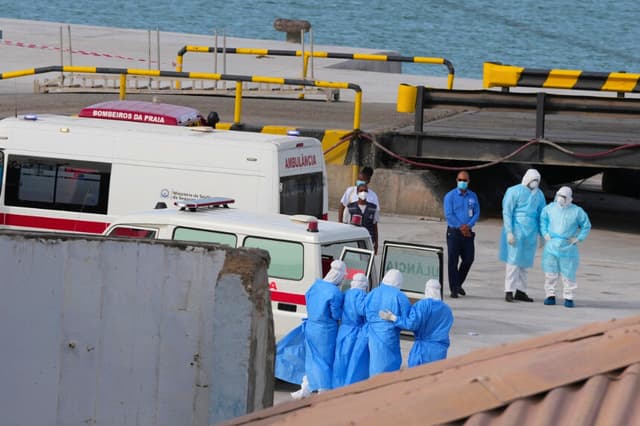 Personal sanitario equipado con material de protección evacúa a pacientes del crucero MV Hondius en un puerto de Praia, Cabo Verde, el 6 de mayo de 2026. (Misper Apawu/AP Photo).