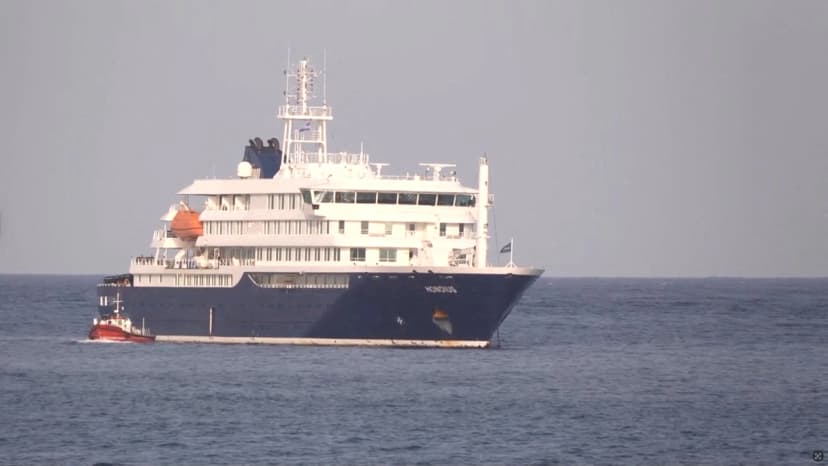 Una embarcación junto al crucero MV Hondius, anclado frente al puerto de Cabo Verde, el día en que los pasajeros enfermos fueron evacuados en barco del crucero, en el puerto de Praia, Cabo Verde, en esta captura de pantalla obtenida de un video, 5 de mayo de 2026. (Reuters TV vía Reuters).