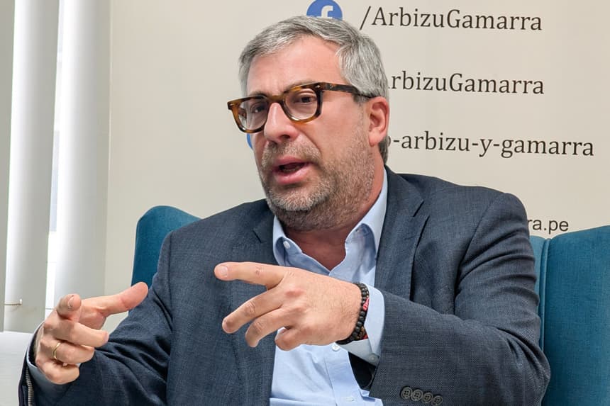 El jefe a cargo de las organizaciones de las elecciones generales en Perú que dimitió tras las irregularidades registradas durante el proceso, Piero Corvetto, ratificó en una rueda de prensa su intención de colaborar con las investigaciones abiertas en su contra, este miércoles en Lima, Perú. (EFE/ Fernando Gimeno)