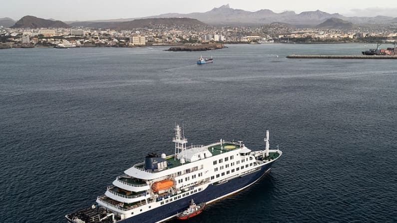 Estadounidenses a bordo del crucero afectado por hantavirus harán cuarentena en Nebraska, según los CDC