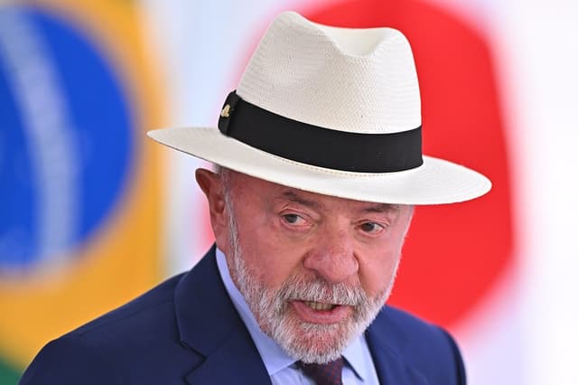 El presidente de Brasil, Luiz Inácio Lula da Silva, reacciona en la ceremonia de presentación de los nuevos embajadores este miércoles, en el Palacio del Planalto, en Brasilia (Brasil). (EFE/ Andre Borges)