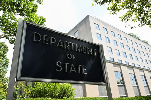 Un cartel afuera del edificio del Departamento de Estado en Washington el 11 de julio de 2025. (Annabelle Gordon/Reuters)