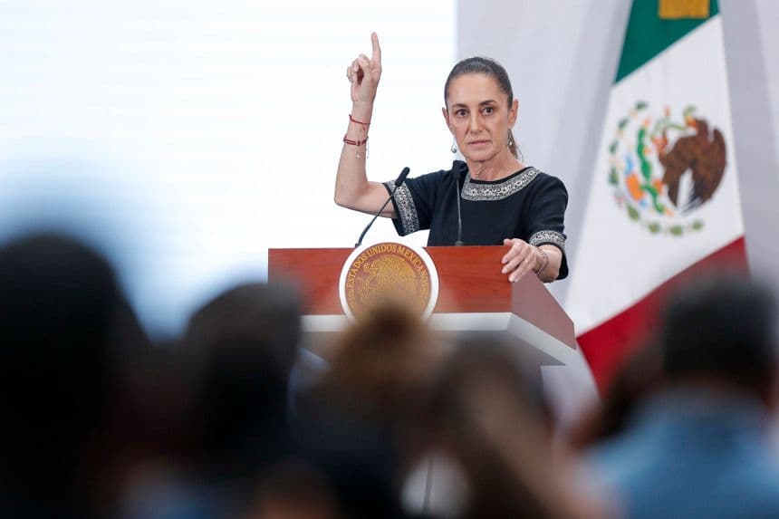 La presidenta de México, Claudia Sheinbaum, habla durante una rueda de prensa este jueves, en el Palacio Nacional en Ciudad de México, México. (EFE/ Isaac Esquivel)