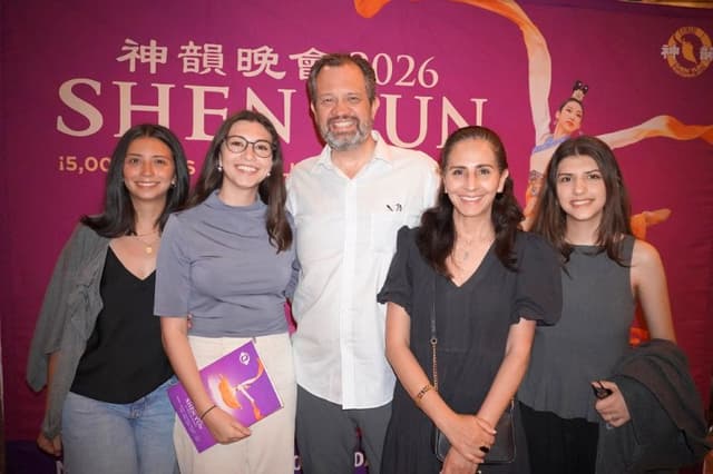 El abogado de derechos humanos René Bolio Halloran asiste a un espectáculo de Shen Yun Performing Arts con su esposa e hijas en el Auditorio Nacional de la Ciudad de México, el 2 de mayo de 2026. (Lily Yu/The Epoch Times)