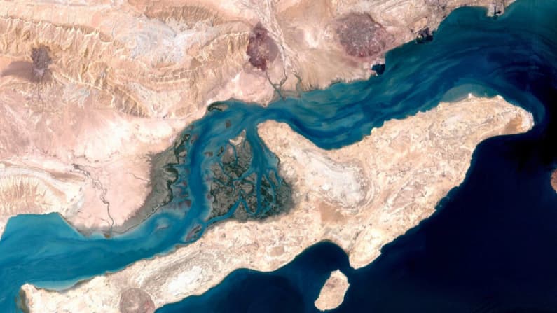Irán informa de una explosión en el puerto de la isla de Qeshm y de un intercambio de disparos