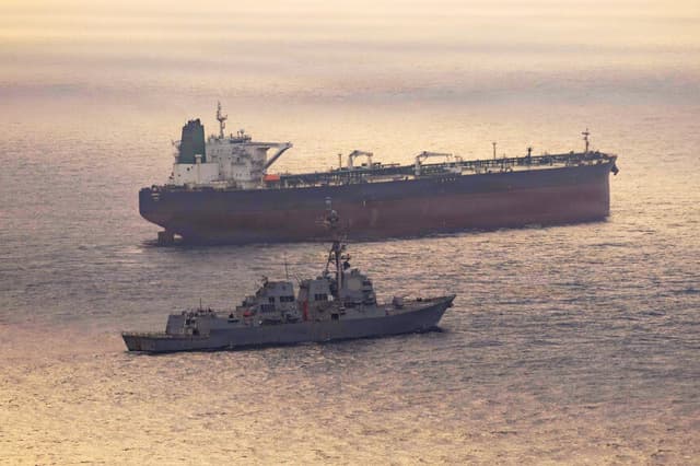 En esta foto de archivo proporcionada por el Comando Central de EE. UU., el destructor lanzamisiles de la clase Arleigh Burke USS Rafael Peralta (DDG 115) implementa un bloqueo marítimo contra un buque de bandera iraní que intenta navegar hacia un puerto iraní, el 26 de abril de 2026 en el mar Arábigo. (Foto de archivo de la Armada de EE. UU. a través de Getty Images)