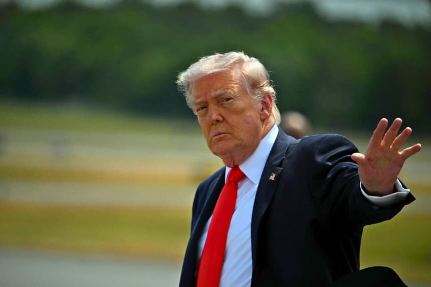 El presidente de Estados Unidos, Donald Trump, saluda con la mano tras su llegada al Aeropuerto Internacional de Ocala, en Ocala, Florida, el 1 de mayo de 2026. Trump pronunciará un discurso en un acto celebrado en The Villages y asistirá a la cena del Forum Club of the Palm Beaches. (Foto de Jim WATSON / AFP vía Getty Images).