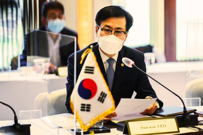 El ministro de Comercio de Corea del Sur, Yeo Han-koo, conversa con la representante comercial de Estados Unidos, Katherine Tai, al inicio de la sexta reunión del Comité Conjunto del TLC (Tratado de Libre Comercio) entre Corea y Estados Unidos, celebrada en Seúl el 19 de noviembre de 2021. (ANTHONY WALLACE/AFP vía Getty Images)