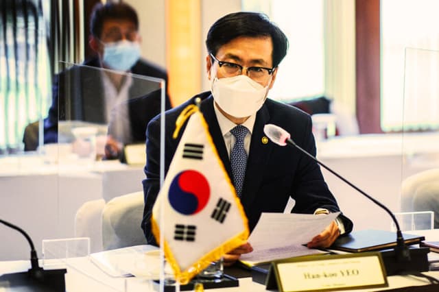 El ministro de Comercio de Corea del Sur, Yeo Han-koo, conversa con la representante comercial de Estados Unidos, Katherine Tai, al inicio de la sexta reunión del Comité Conjunto del TLC (Tratado de Libre Comercio) entre Corea y Estados Unidos, celebrada en Seúl el 19 de noviembre de 2021. (ANTHONY WALLACE/AFP vía Getty Images)