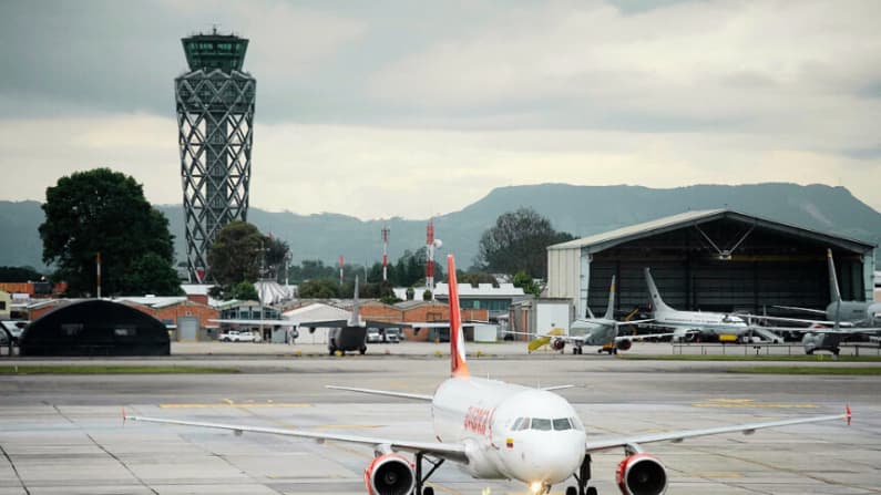 Un dron con explosivos cae en zona cercana al aeropuerto y base militar de Bogotá