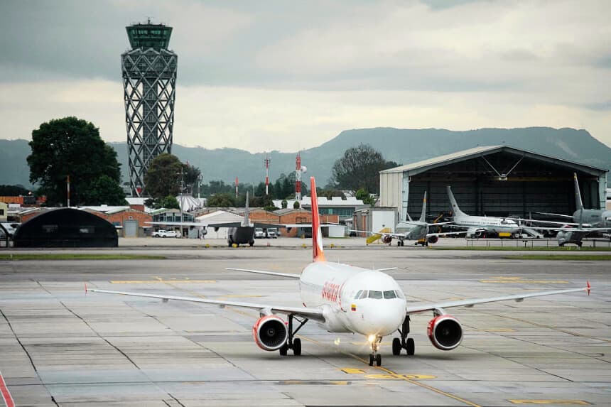 Un avión estacionado en la pista del aeropuerto El Dorado de Bogotá el 28 de noviembre de 2025. (Sergio Yate / AFP vía Getty Images)