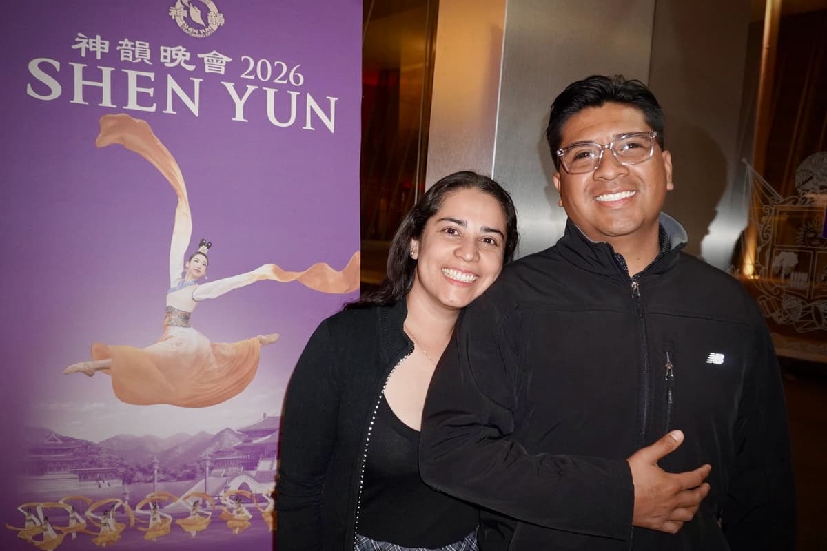 El ingeniero y director de empresa de telecomunicaciones en México, Eduardo García y su esposa, Lucero López, durante la función de Shen Yun 2026 en el Teatro Metropolitano de Querétaro, en Querétaro, México, el 28 de abril de 2026. (Lily Yu/The Epoch Times)