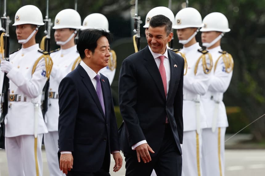 El presidente de Taiwán, Lai Ching-te (izq.), y el presidente de Paraguay, Santiago Peña (der.), pasan revista a la guardia de honor durante una ceremonia de bienvenida frente a la oficina presidencial en Taipéi, Taiwán, el 8 de mayo de 2026.
(EFE/EPA/RITCHIE B. TONGO)