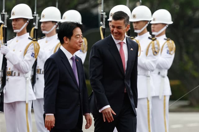 El presidente de Taiwán, Lai Ching-te (izq.), y el presidente de Paraguay, Santiago Peña (der.), pasan revista a la guardia de honor durante una ceremonia de bienvenida frente a la oficina presidencial en Taipéi, Taiwán, el 8 de mayo de 2026.
(EFE/EPA/RITCHIE B. TONGO)