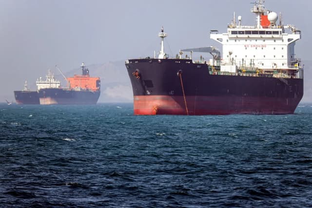 El petrolero Bili, con bandera de Gambia, está anclado en el estrecho de Ormuz frente a Bandar Abbas, en el sur de Irán, el 2 de mayo de 2026. (Amirhossein Khorgooei /ISNA/AFP vía Getty Images)