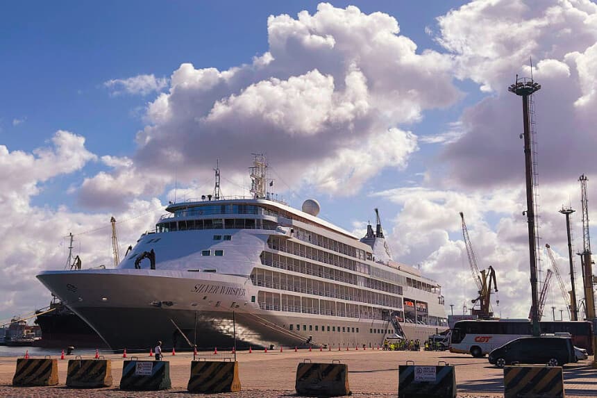 Un crucero de lujo, permanece atracado en el puerto de Montevideo el 1 de febrero de 2026. Imagen Ilustrativa (Ivanna INFANTOZZI / AFP vía Getty Images)