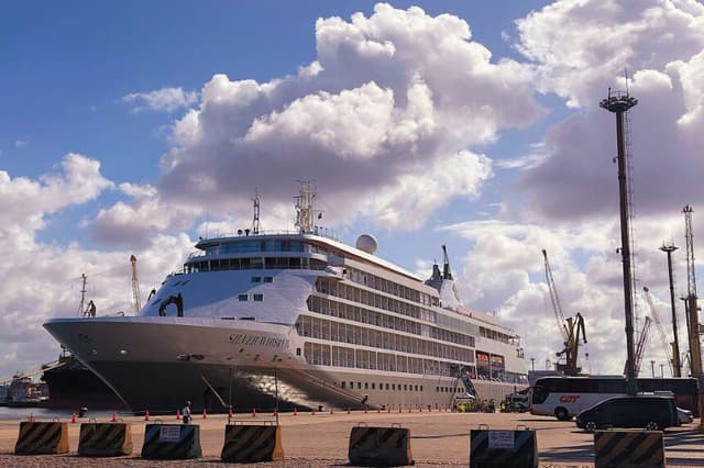 Un crucero de lujo, permanece atracado en el puerto de Montevideo el 1 de febrero de 2026. Imagen Ilustrativa (Ivanna INFANTOZZI / AFP vía Getty Images)