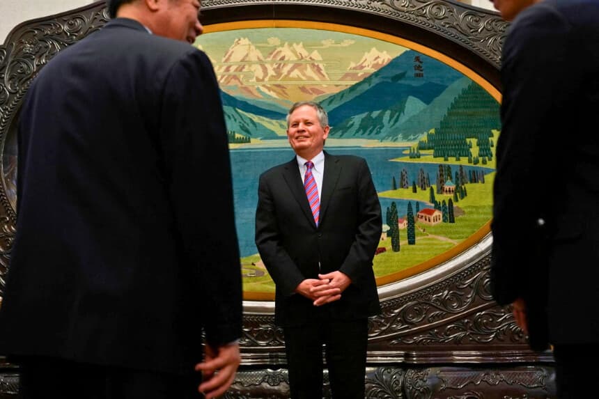 El senador Steve Daines (R-Mont. ) (C) saluda al viceprimer ministro chino He Lifeng (I) antes de la reunión celebrada en la Sala Xinjiang del Gran Salón del Pueblo, en Beijing, el 22 de marzo de 2025. (Ng Han Guan/AFP vía Getty Images).