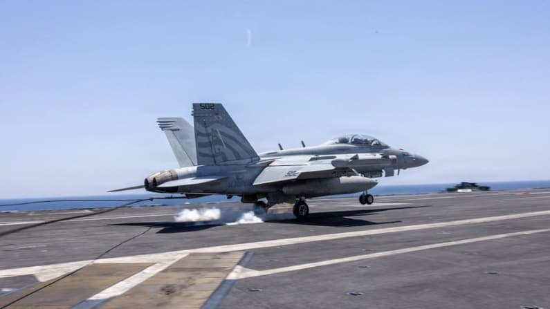 Caza estadounidense inhabilita 2 petroleros iraníes en operación de refuerzo del bloqueo: CENTCOM