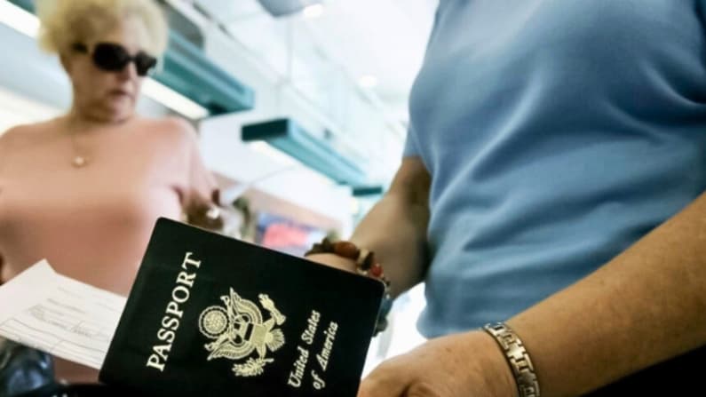 EE. UU. revocará los pasaportes de las personas con deudas “significativas” por manutención infantil