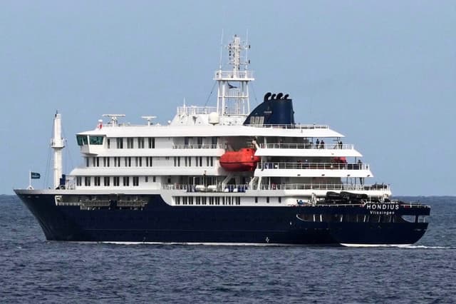 El crucero MV Hondius zarpa del puerto de Praia, en Cabo Verde, el 6 de mayo de 2026. (Misper Apawu/AP Photo).
