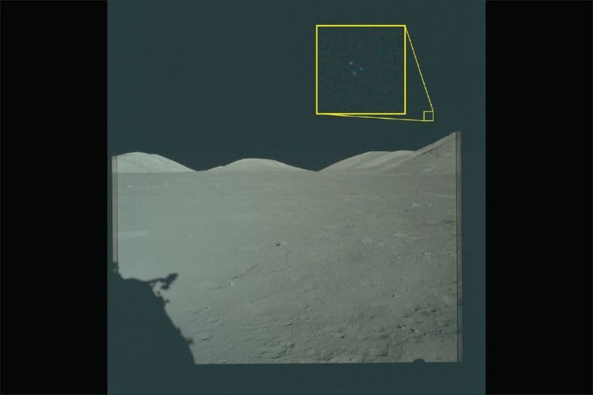 Imágenes de archivo de la misión Apolo 17 de la NASA a la Luna en 1972, publicadas por el Departamento de Guerra el 8 de mayo de 2026, como parte de la primera publicación de archivos gubernamentales sobre fenómenos anómalos no identificados. El cuadro amarillo muestra una sección ampliada de la fotografía original en la que se ven tres luces sobre el terreno lunar. (Departamento de Guerra/NASA)