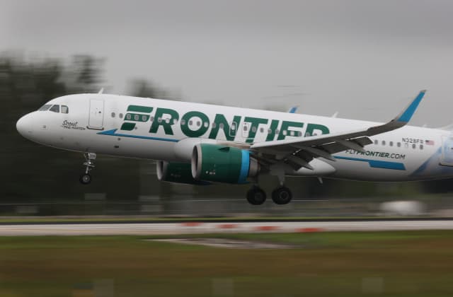 Un avión de Frontier Airlines aterriza en el Aeropuerto Internacional de Miami, el 16 de junio de 2021. (Joe Raedle/Getty Images)