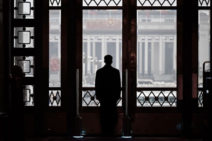 Un guardia de seguridad se encuentra en su puesto durante la sesión inaugural de la Asamblea Popular Nacional en el Gran Salón del Pueblo en Beijing, el 5 de marzo de 2024. (Wang Zhao/AFP vía Getty Images)