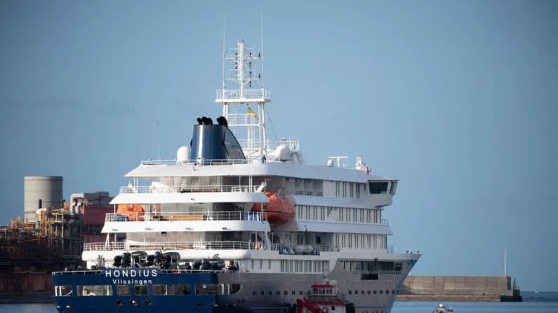 Comenzaron a evacuar a pasajeros y tripulación del crucero afectado por brote de hantavirus