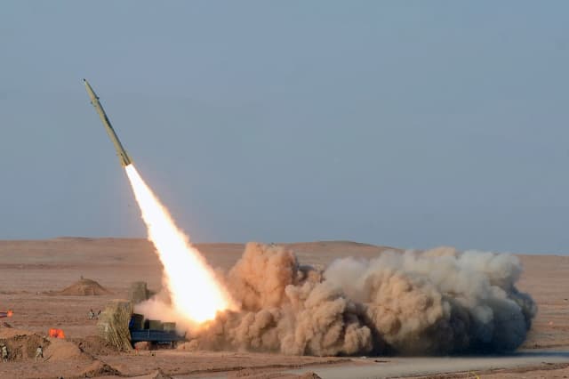 Una imagen obtenida de la agencia de noticias iraní ISNA el 3 de julio de 2012 muestra un misil iraní de corto alcance (Fateh) lanzado durante el segundo día de las maniobras militares, cuyo nombre en clave es «Gran Profeta-7», de la Guardia Revolucionaria iraní, en un lugar no revelado del desierto de Kavir, en Irán. Arash Khamoushi/Agencia de Noticias ISNA/AFP vía Getty Images