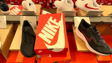 Consumidores demandan a Nike por no devolver costos ligados a los aranceles