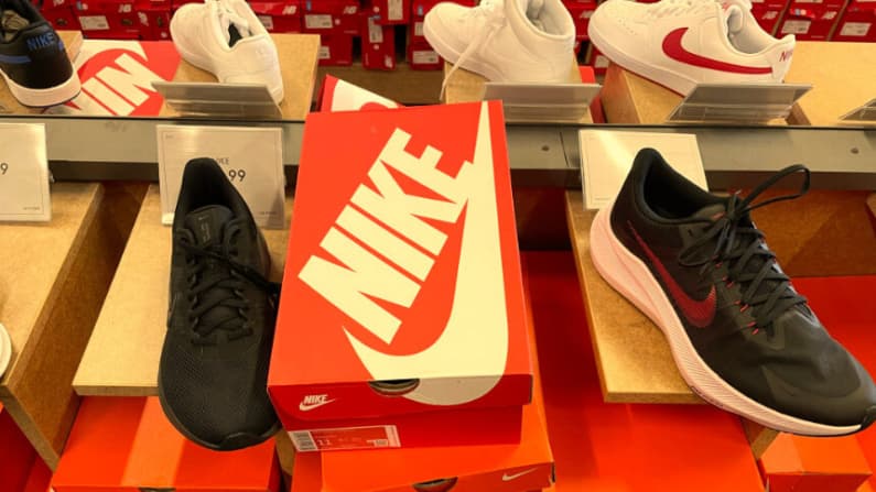 Consumidores demandan a Nike por no devolver costos ligados a los aranceles