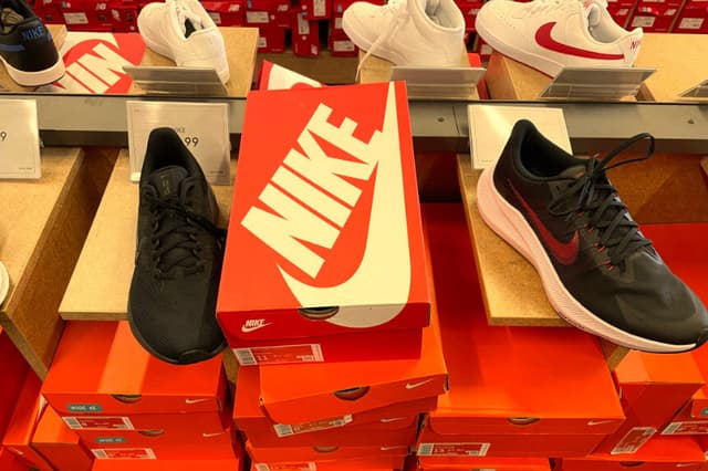Zapatos Nike en exhibición en una tienda de calzado el 27 de septiembre de 2021 en Novato, California. (Justin Sullivan/Getty Images)