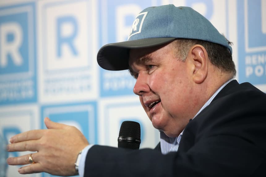 El candidato derechista Rafael López Aliaga habla en una rueda de prensa en Lima, Perú. (EFE/ Paolo Aguilar)