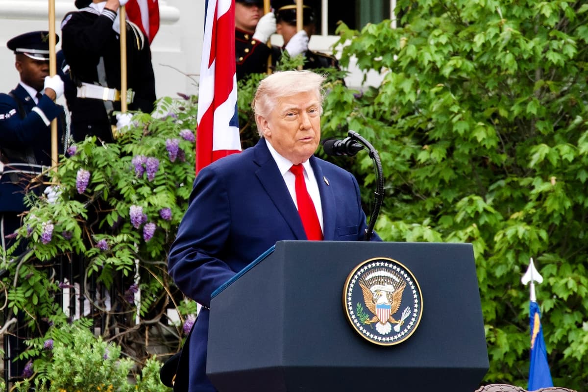El presidente Donald Trump habla en el jardín sur de la Casa Blanca el 28 de abril de 2026. (Travis Gillmore/The Epoch Times)