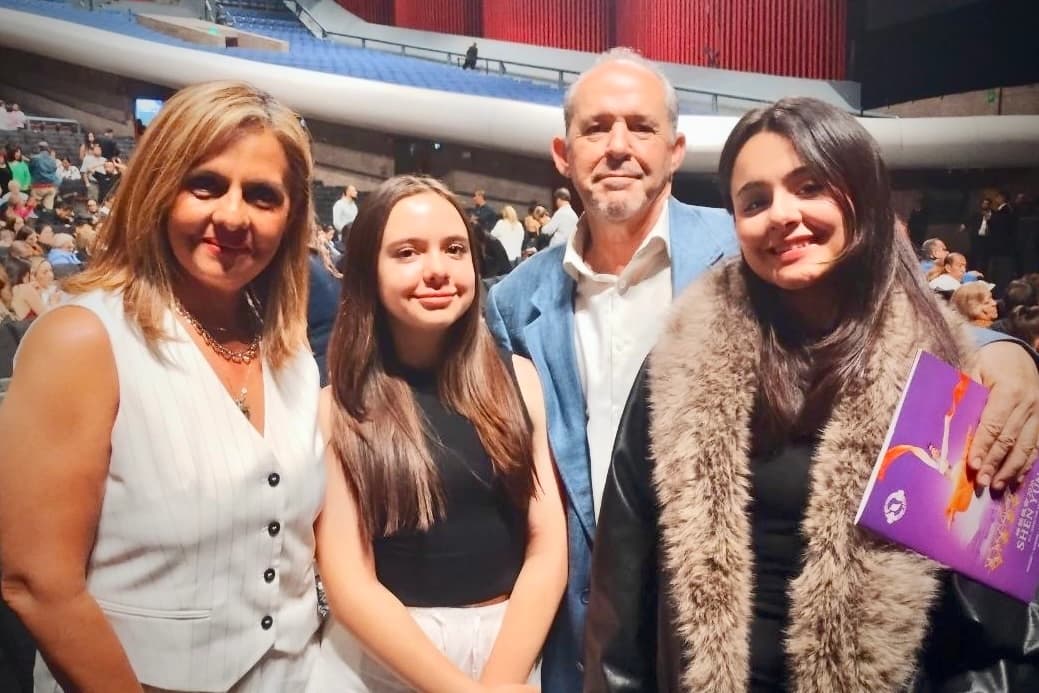 Felipe de Jesús González Garza (segundo de izquierda a derecha) y su familia asistieron al espectáculo de Shen Yun en el Auditorio Nacional de la Ciudad de México el 3 de mayo de 2026. (Mariana Buendía/ The Epoch Times)