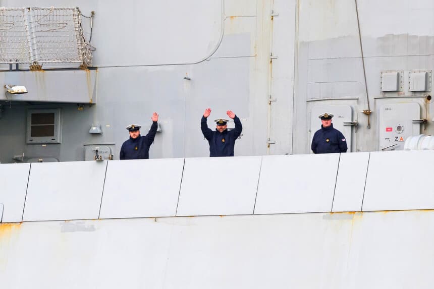 Los tripulantes se despiden de sus familiares y amigos mientras el HMS Dragon zarpa del puerto de Portsmouth, en Portsmouth, Inglaterra, el 10 de marzo de 2026. (Leon Neal/Getty Images).